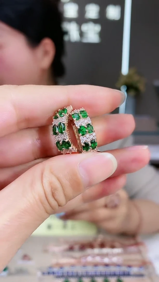 【闪购商品】石榴石（沙弗莱）耳饰银S925镶嵌耳饰