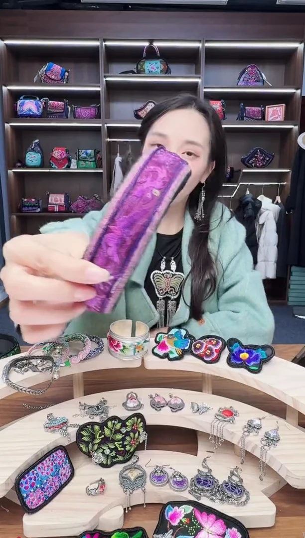 织绣A34蒙阿苏苗绣传承店