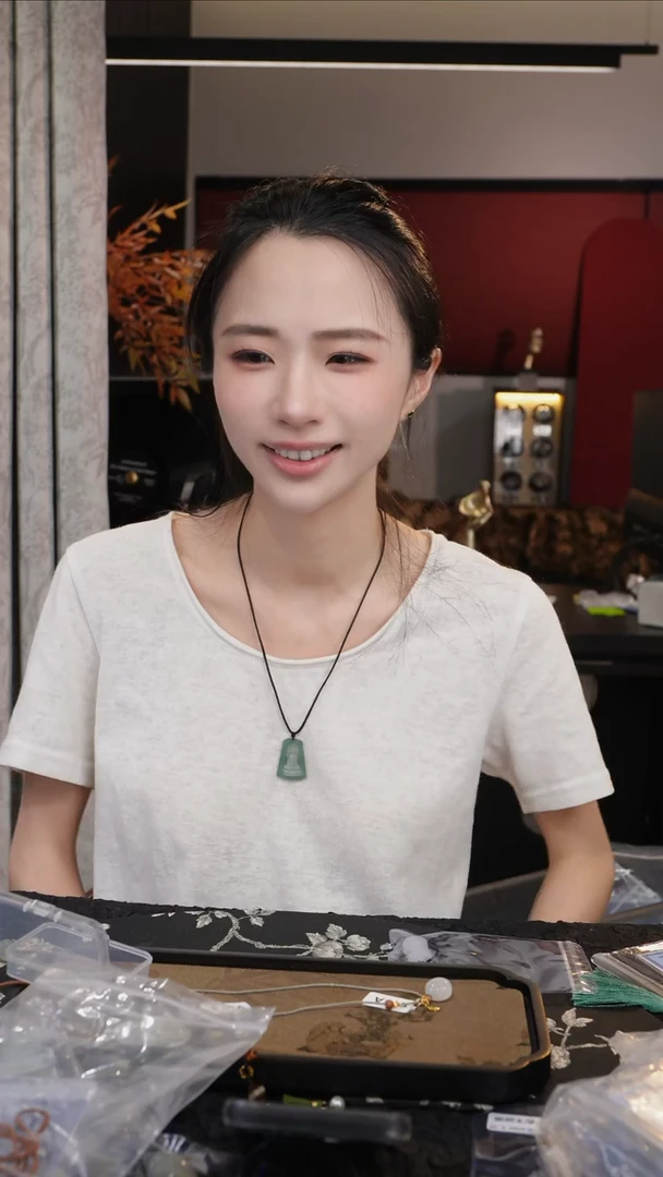 翡翠未镶嵌颈饰蓝冰梯形阴雕黑绳颈饰