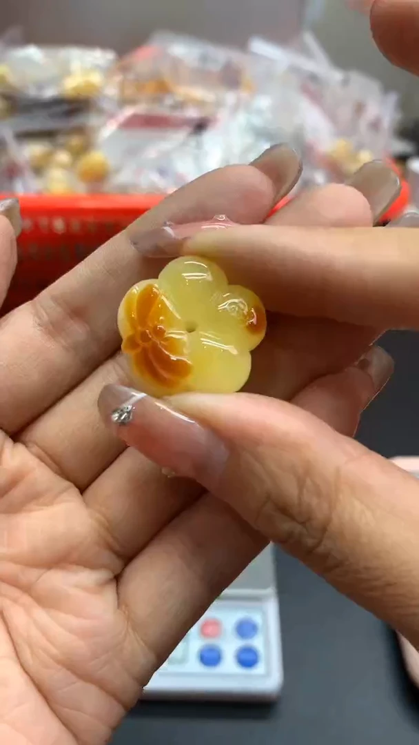 未镶嵌琥珀珠宝奇石440