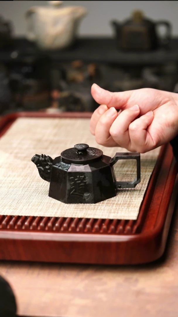 归玉堂冰碛岩重工雕刻八卦壶