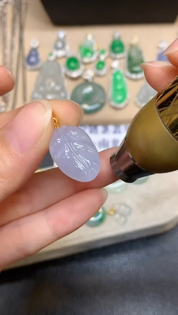 颈饰18K金镶嵌翡翠树叶【无服务费