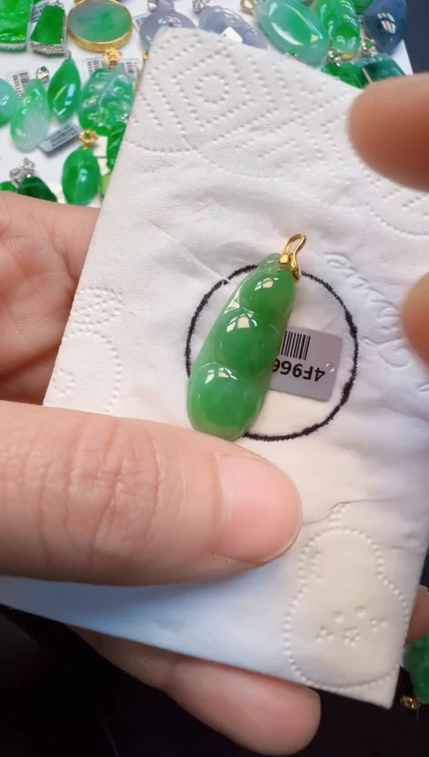 【闪购商品】翡翠吊坠(不含链)18K金镶嵌950