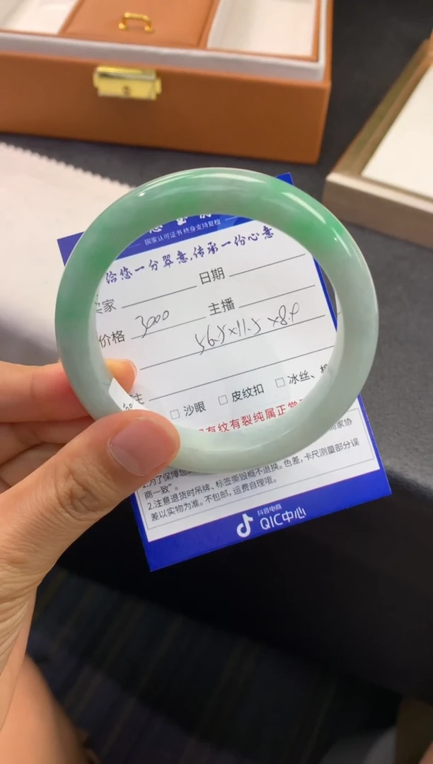 未镶嵌手镯翡翠退货需手镯吊牌标签完好