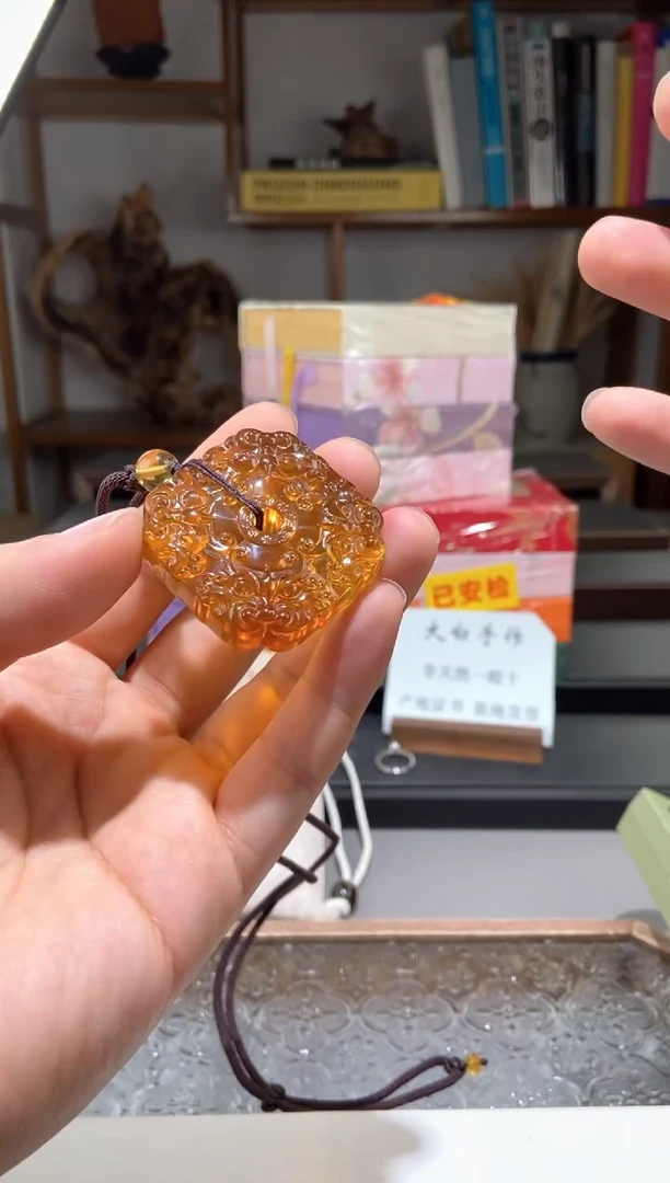 琥珀颈饰未镶嵌金棕珀貔貅方扣