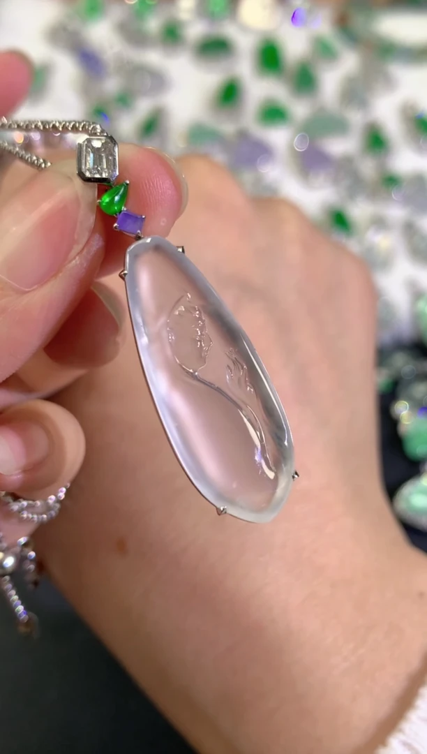 吊坠(不含链)18K金镶嵌翡翠相**歌C03|88000