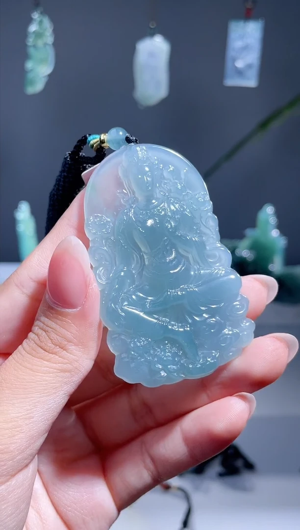 翡翠未镶嵌颈饰度母