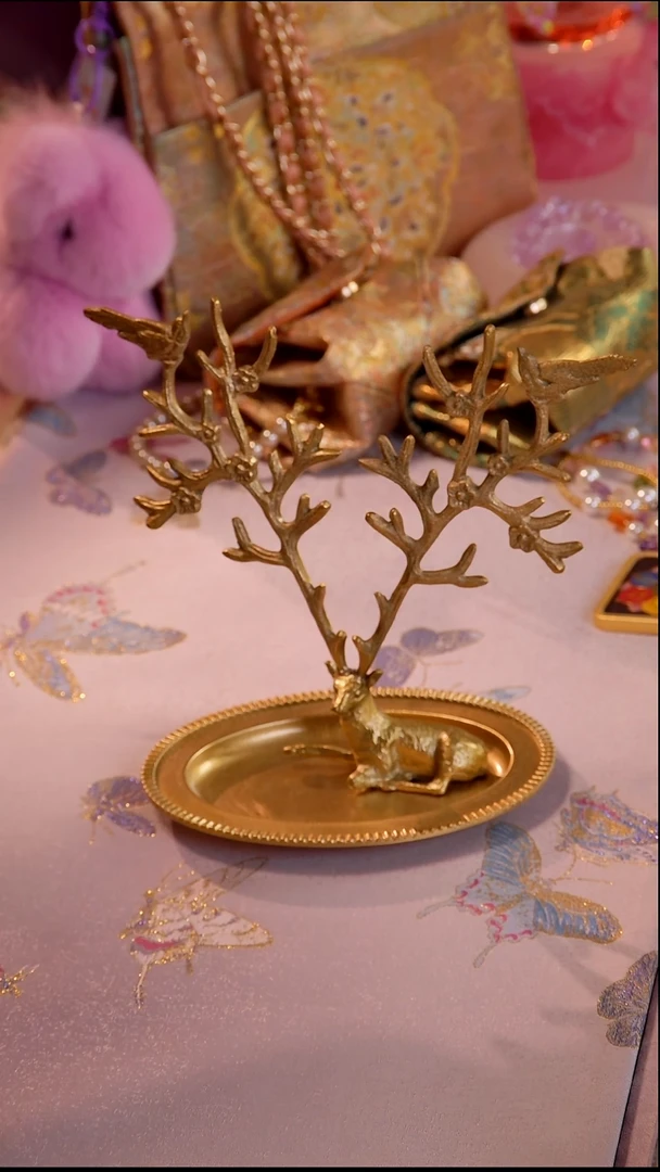 小鹿首饰架 如图所示