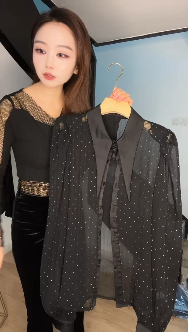 春暖花开--尖尖领上衣