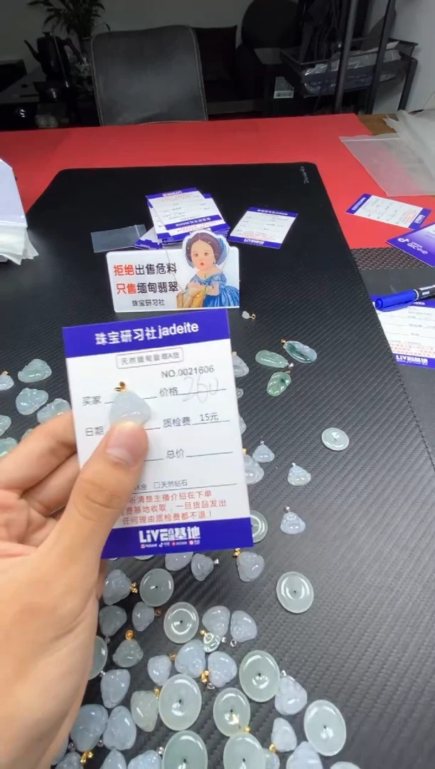 翡翠18K金镶嵌颈饰111111111