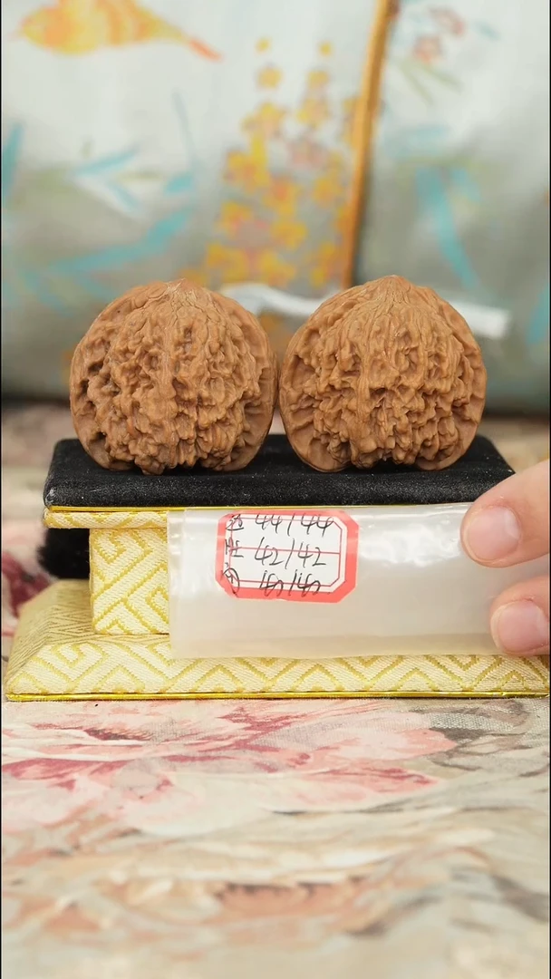 【闪购商品】文玩核桃把件满天星