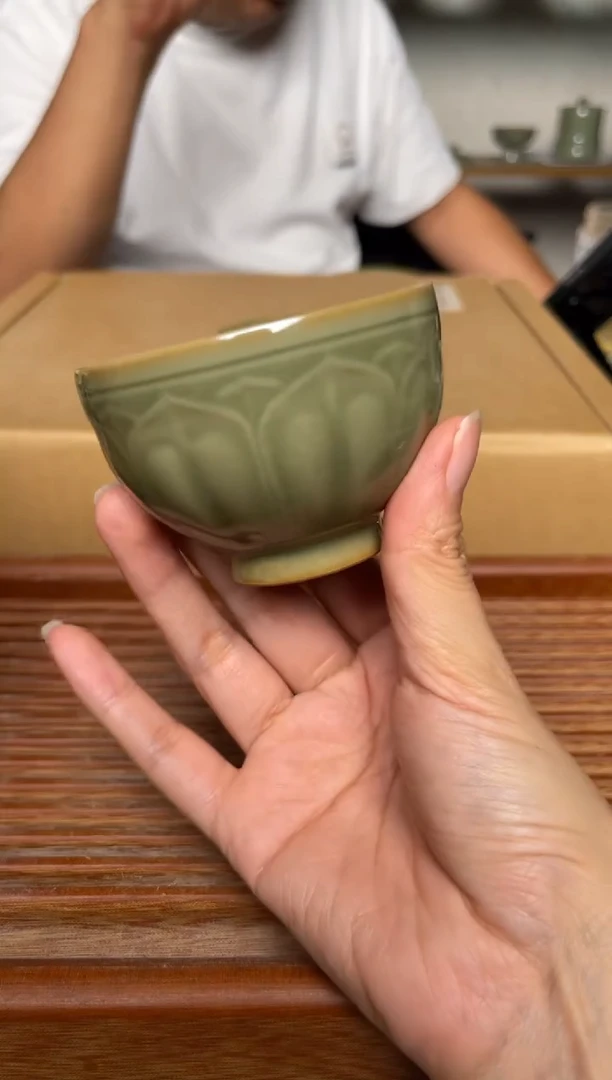 瓷器橄榄绿莲瓣禅定杯 微瑕