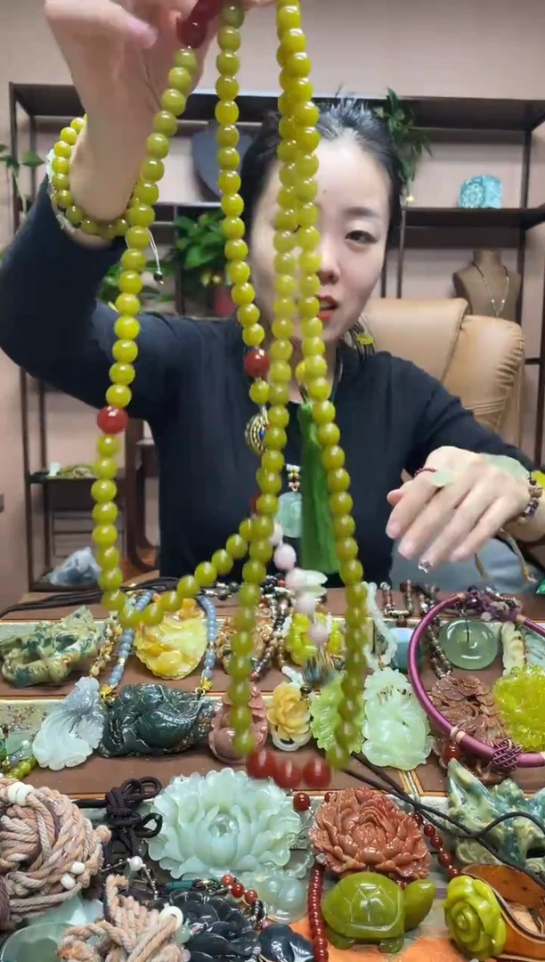 未镶嵌岫玉颈饰多样性发货发其中之一
