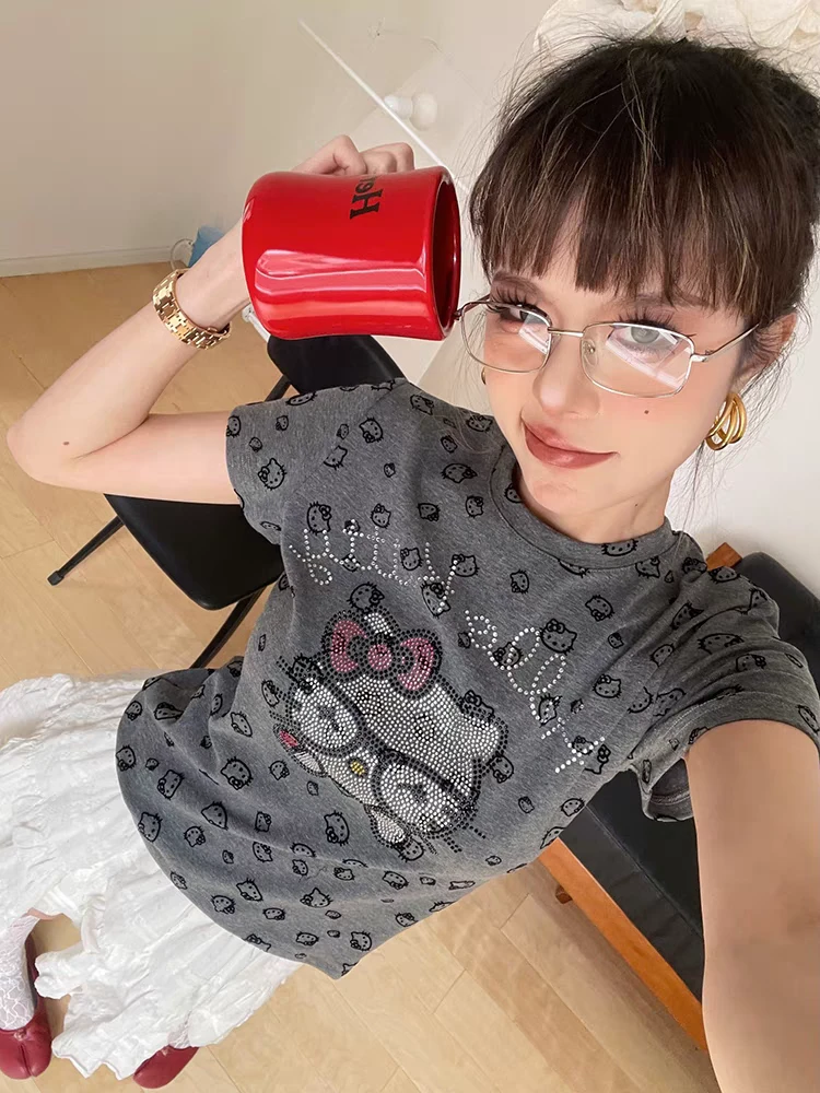 【奥莉】2025春夏：卡通Kitty猫植绒烫钻修身短袖8691