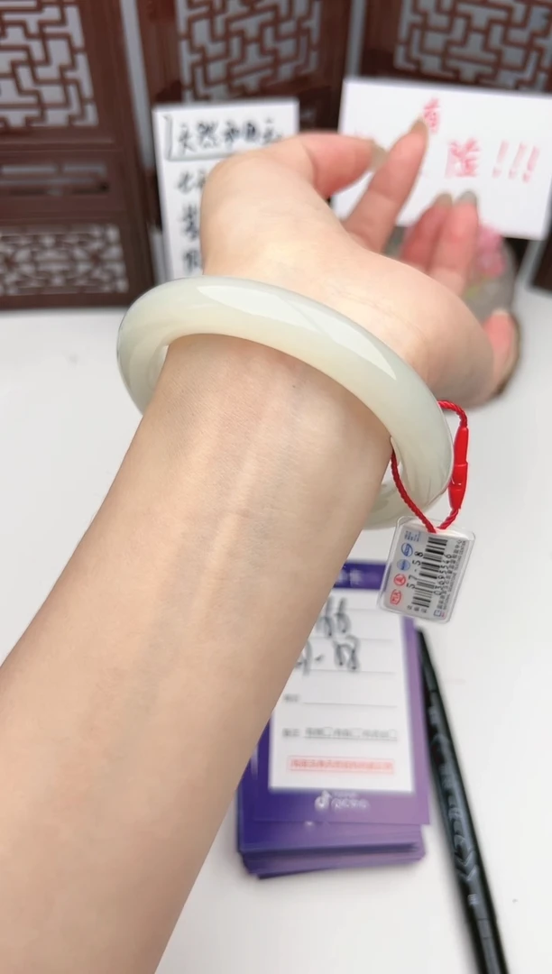 【闪购商品】和田玉手镯未镶嵌微色差Y52