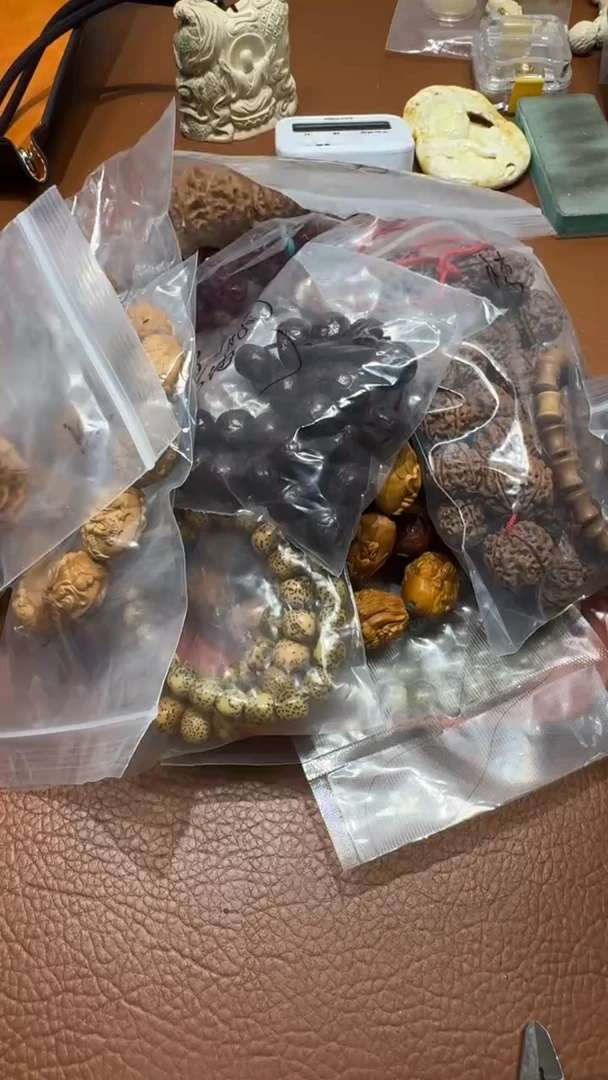 橄榄核吊坠一大堆手串手持