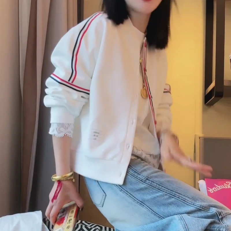 女生的早春打工人穿搭肩膀双杠拼接纽扣卫衣LK2501826
