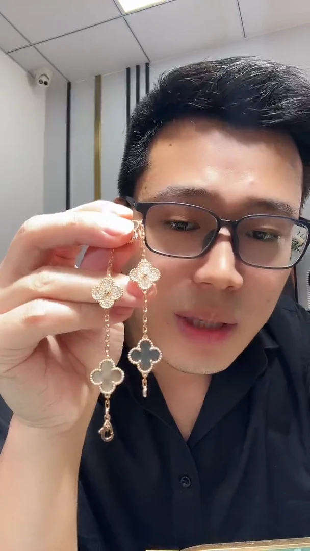 18K金镶嵌手链钻石优*美灰贝隔钻手链FGH