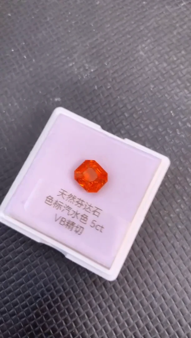 未镶嵌裸石石榴石（芬达石）天然芬达石