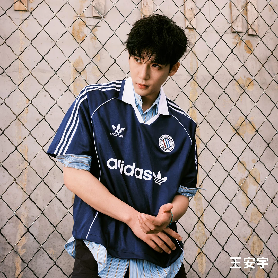adidas/阿迪达斯王安宇同款休闲足球风运动短袖球衣 KC0127