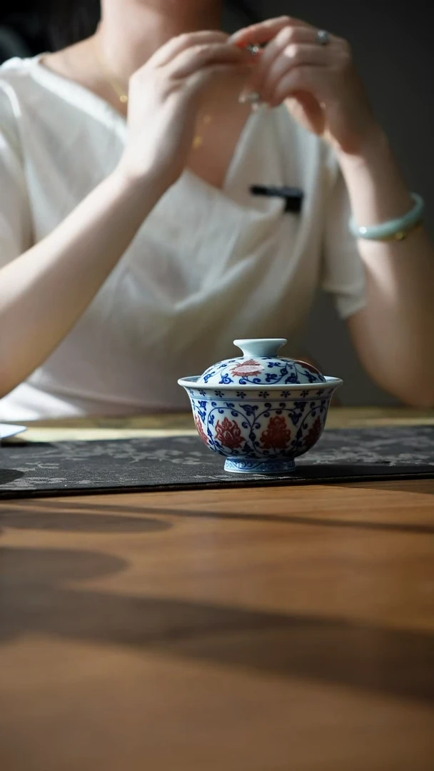 宁封窑青花釉里红缠枝莲盖碗