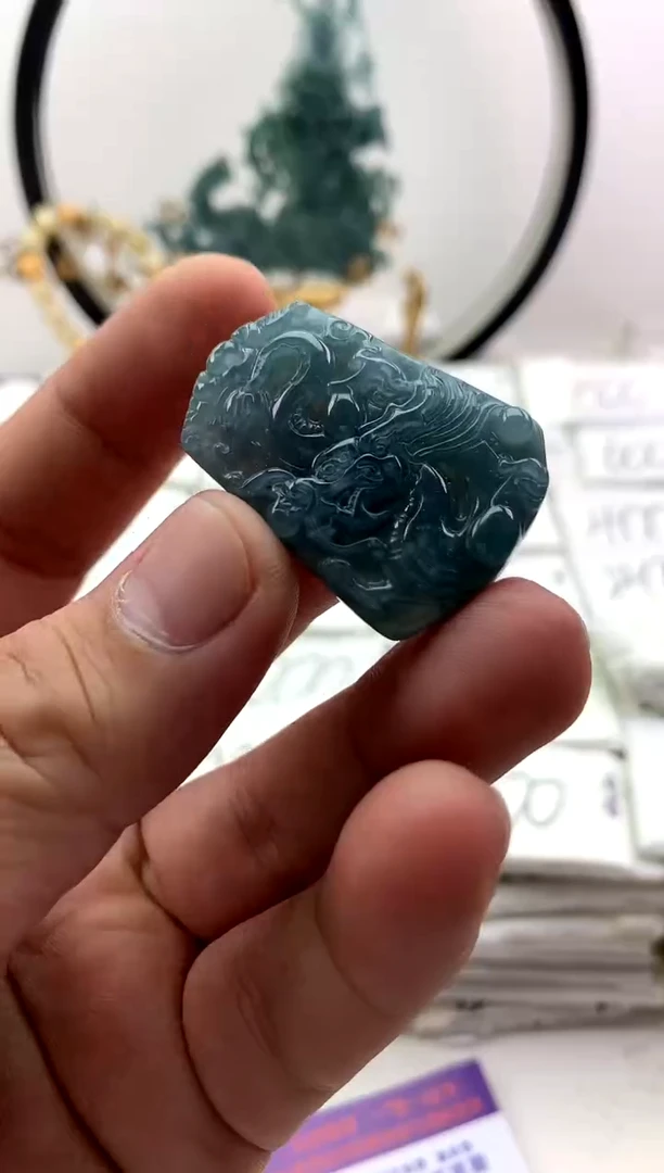 翡翠未镶嵌颈饰龙牌