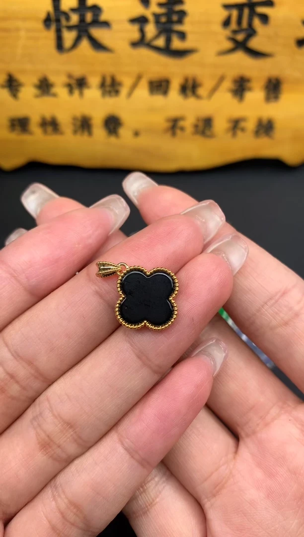 【闪购商品】玛瑙/玉髓颈饰18K金镶嵌四叶草黑色