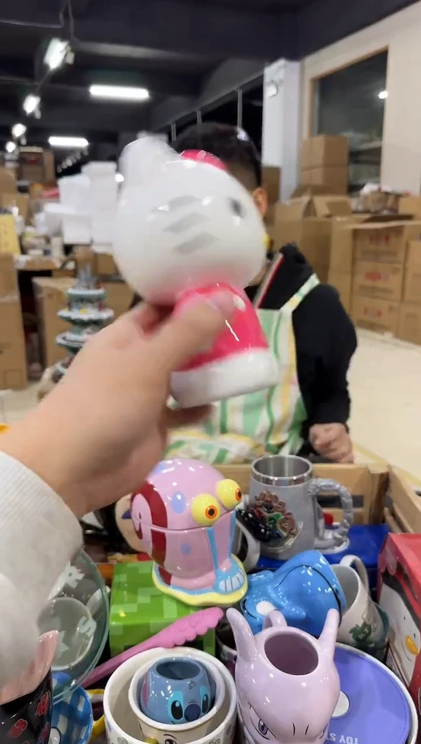 瓷片陶瓷粉色kt猫笔筒