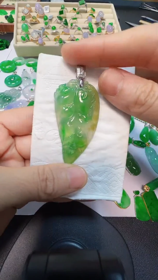 吊坠(不含链)18K金镶嵌翡翠23800