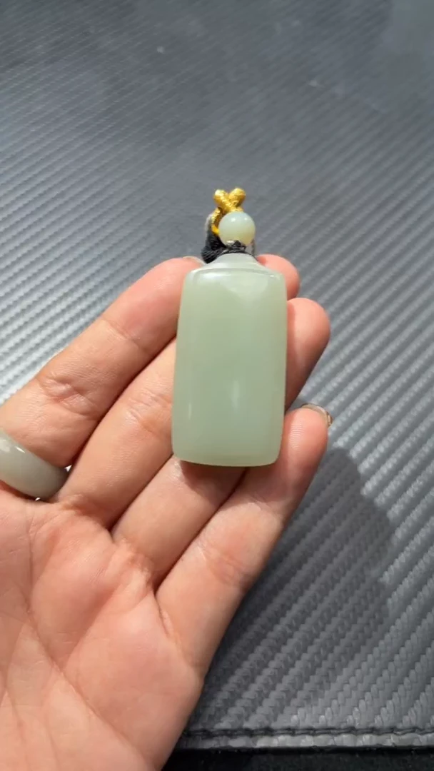 颈饰未镶嵌和田玉（青白玉）且末近矿无事牌微色差