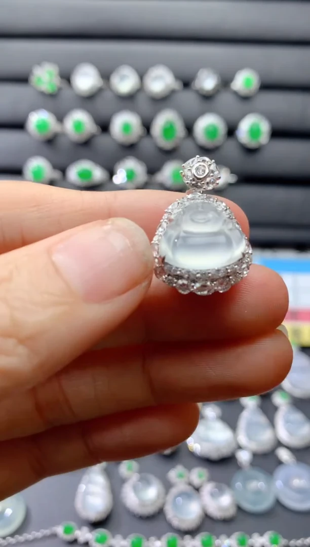 颈饰18K金镶嵌翡翠18K翡翠伴钻