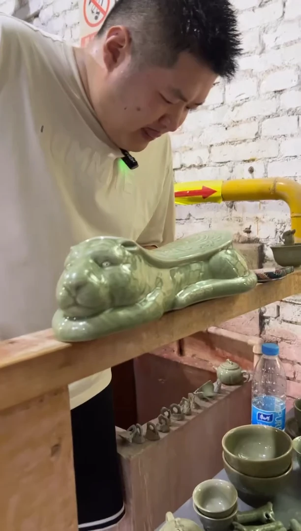 耀州窑青瓷虎虎声威枕头（30号发货）