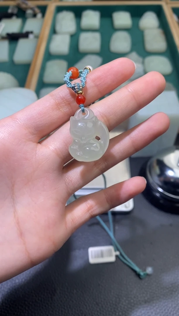 颈饰未镶嵌和田玉青海料高冰狐狸吊坠