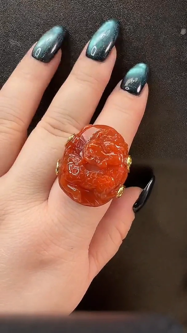 颈饰未镶嵌南红玛瑙戒指