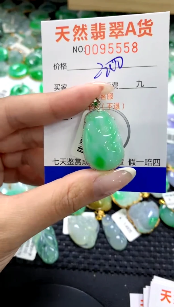 翡翠18K金镶嵌颈饰1111111111111111