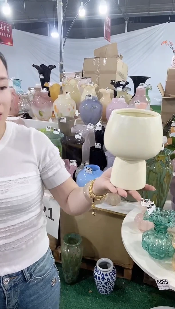 福利奶白色小花瓶陶瓷