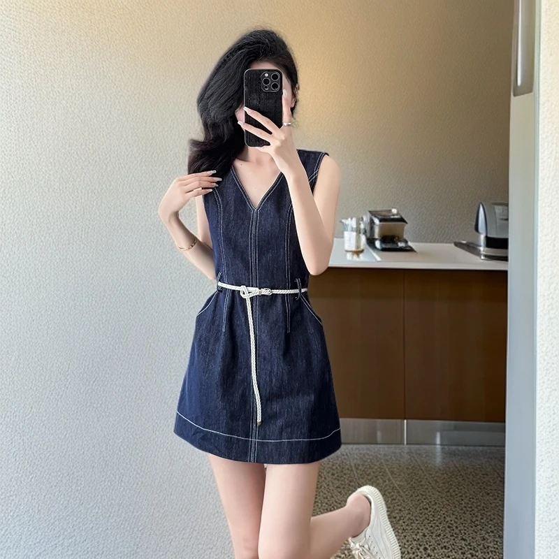 复古时尚设计感V领连衣裙女夏季新款收腰显瘦无袖背心牛仔短裙
