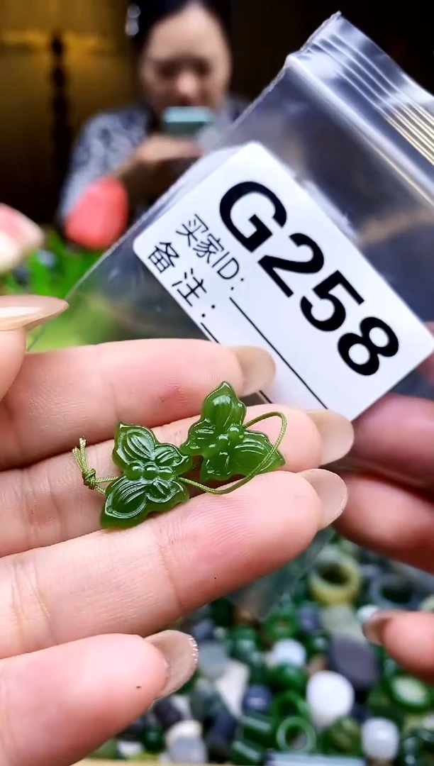 颈饰未镶嵌和田玉一对