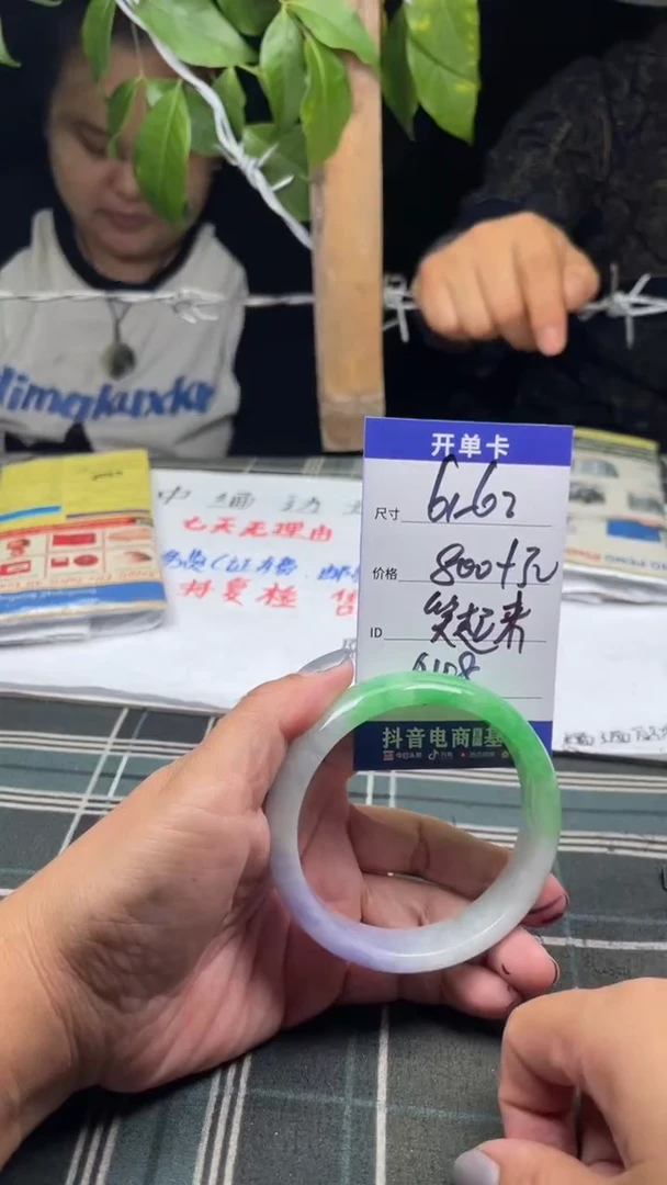 无非金属笑****丽缅区原矿手镯手工艺现场