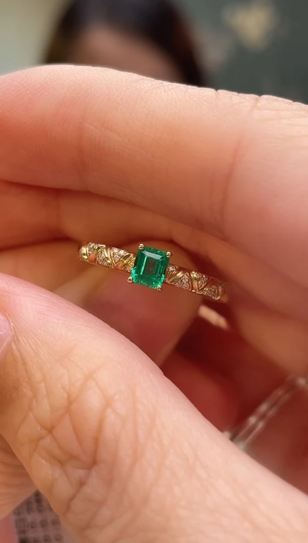 18K金镶嵌戒指祖母绿阿富汗主石：0.32ct