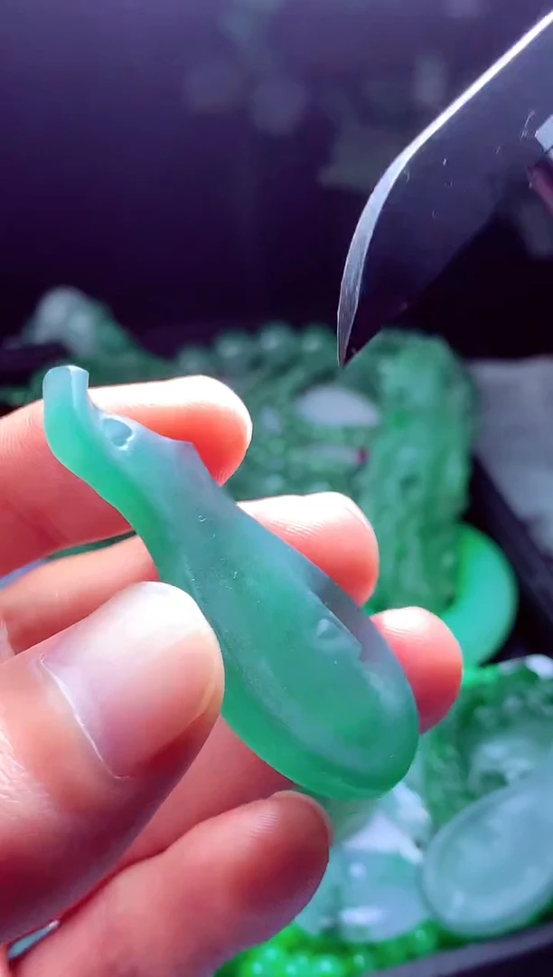 未镶嵌定制翡翠杨****?翡翠毛货定制