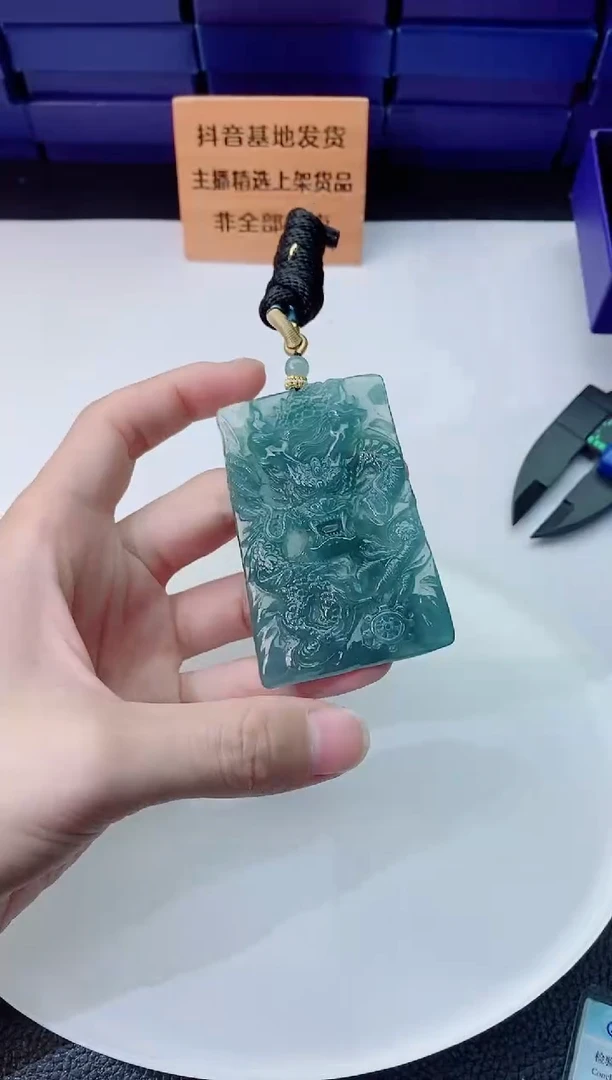 翡翠未镶嵌颈饰  `