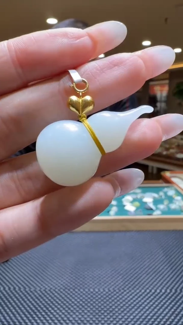 颈饰18K金镶嵌和田玉挂件