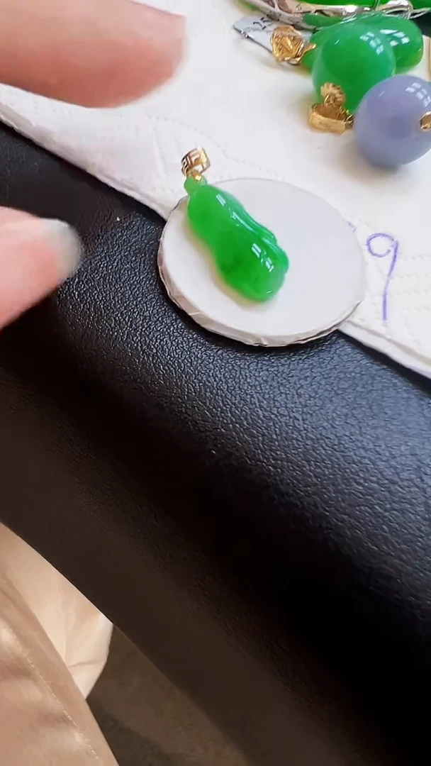 颈饰18K金镶嵌翡翠白菜