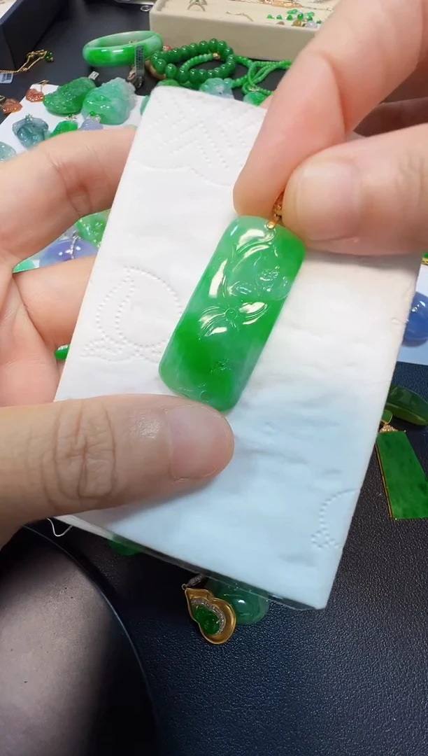 吊坠(不含链)18K金镶嵌翡翠4800