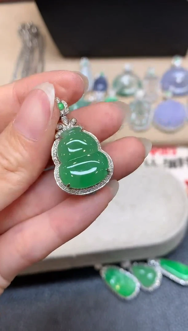 颈饰18K金镶嵌翡翠葫芦【无服务费