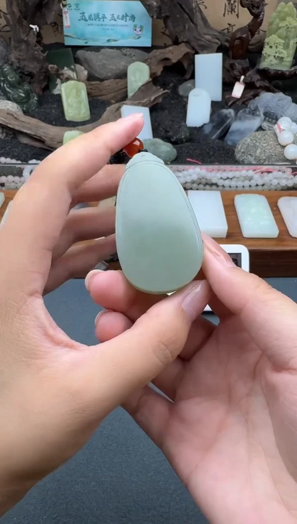 和田玉未镶嵌颈饰婷婷