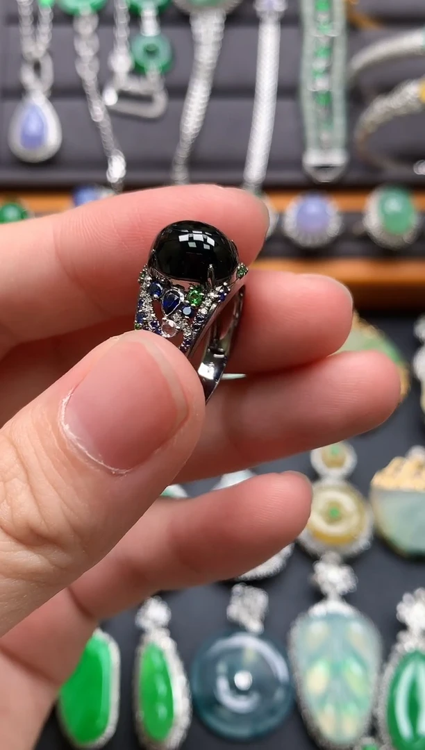 18K金镶嵌戒指翡翠戒指