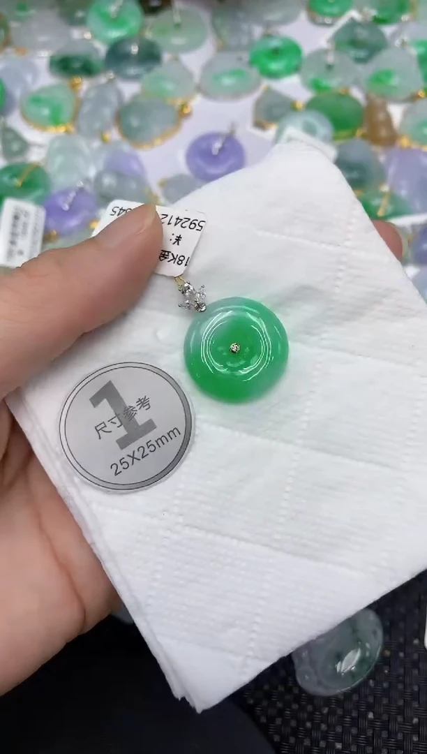 翡翠18K金镶嵌颈饰1111111