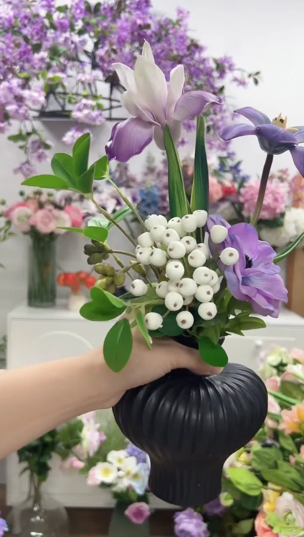 黑色瓶子紫色花一套